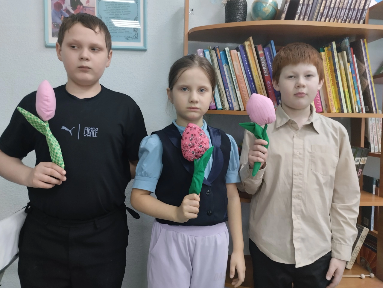  Ребята,посещающие отделение по работе с семьей и детьми, сшили Тюльпаны в подарок на 8 марта. 