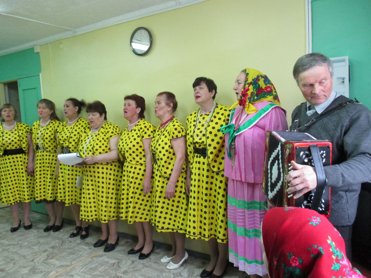 С концертными номерами вновь выступили артисты коллектива «Волюшка» Байдаровского  дома культуры перед ветеранами стационарного отделения Комплексного центра социального обслуживания Никольского района