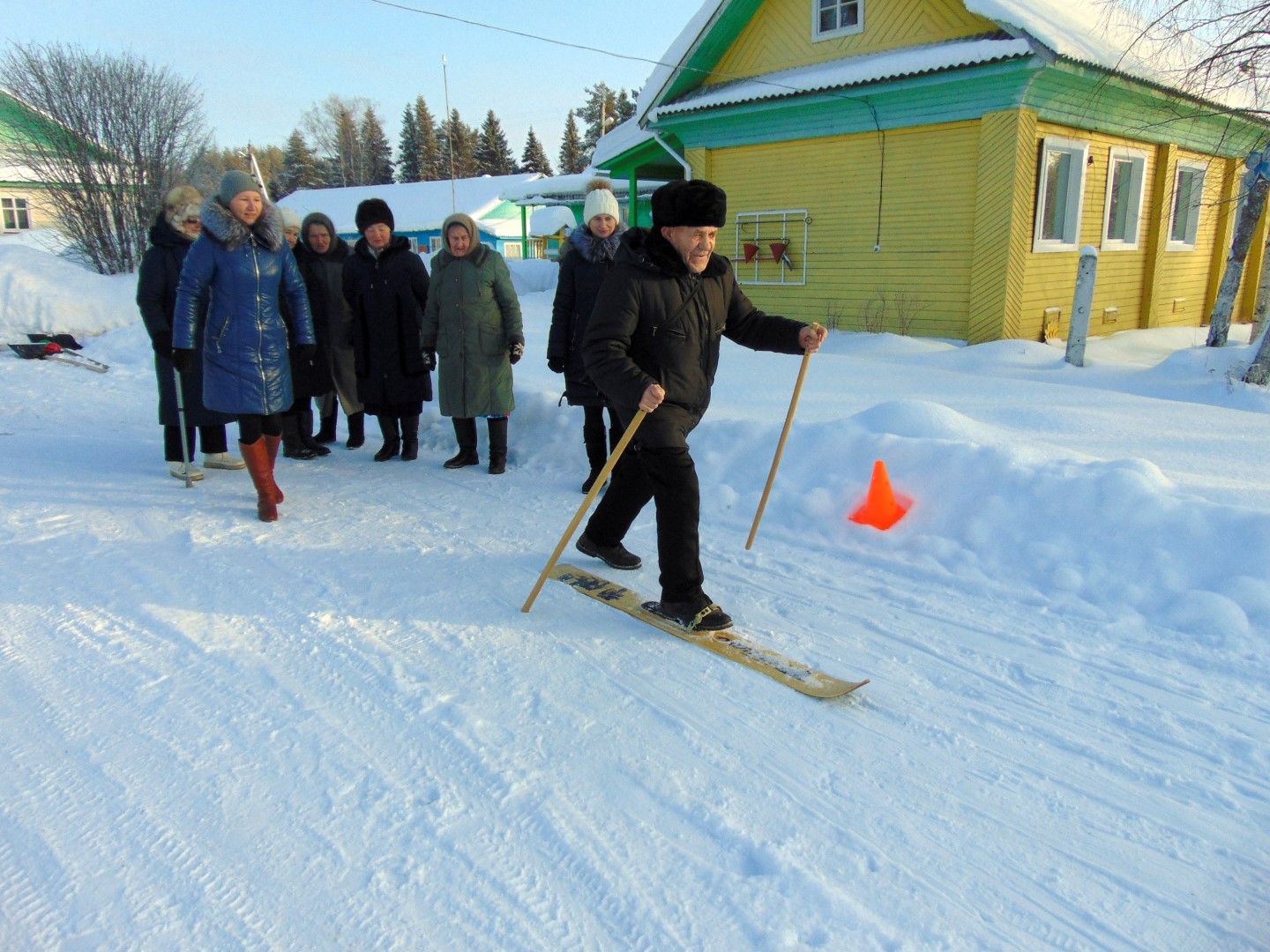 Спортивно — игровая программа «Возраст — спорту не помеха» прошел с гражданами пожилого возраста, посещающими курс реабилитации в  социально-реабилитационном отделении и гостями из Дома ветеранов