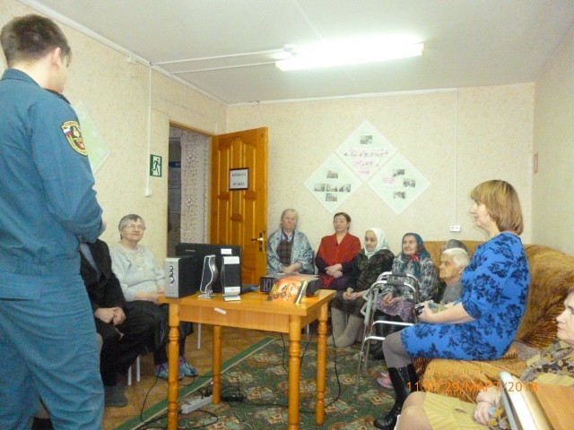 Очередная учеба по пожарной безопасности прошла для ветеранов в Центре социального обслуживания населения