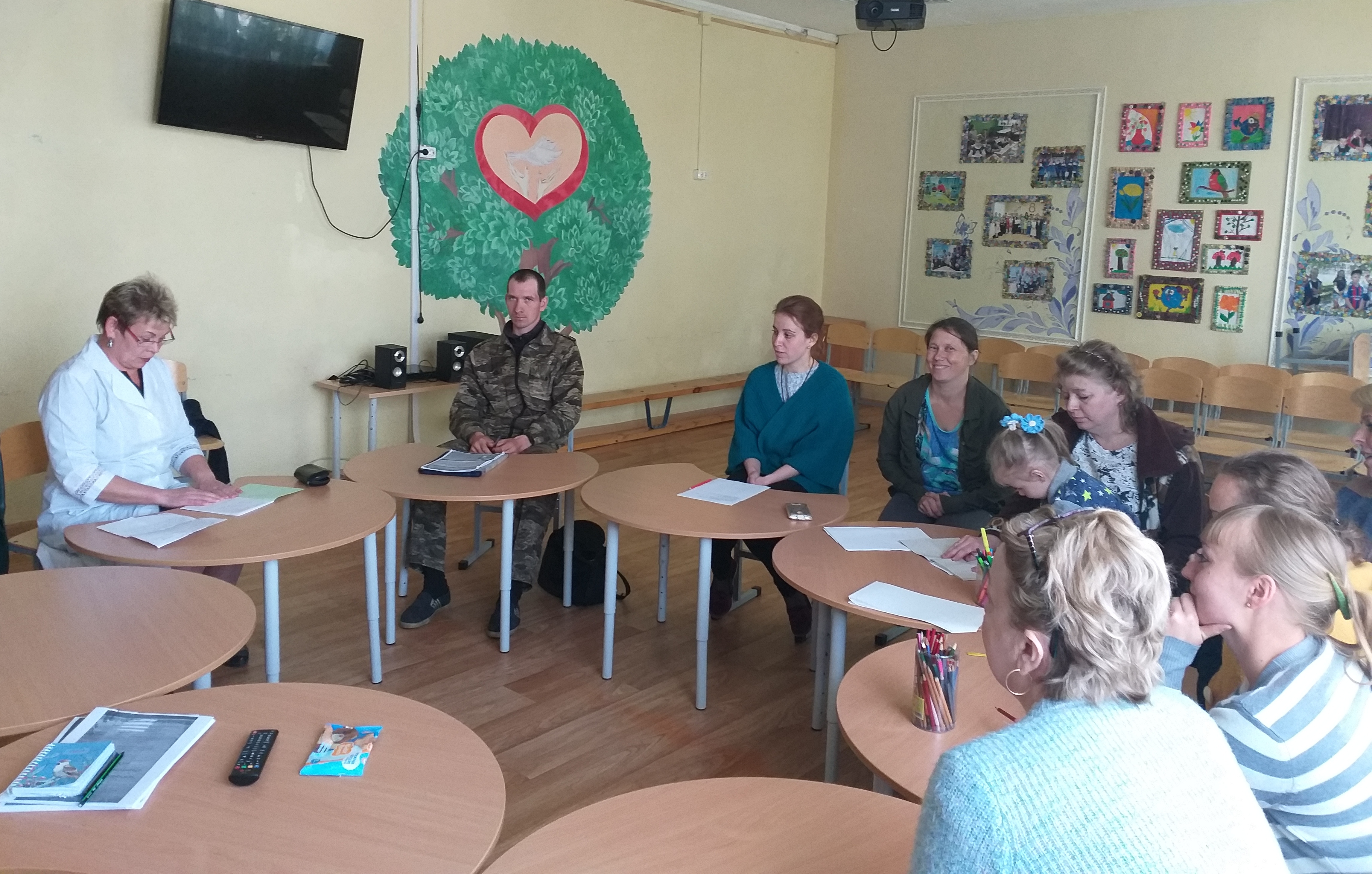 Школа приемных родителей. Приемная в школе. Фотография занятий в школе приемных родителей. Обучение в школе приемных родителей.