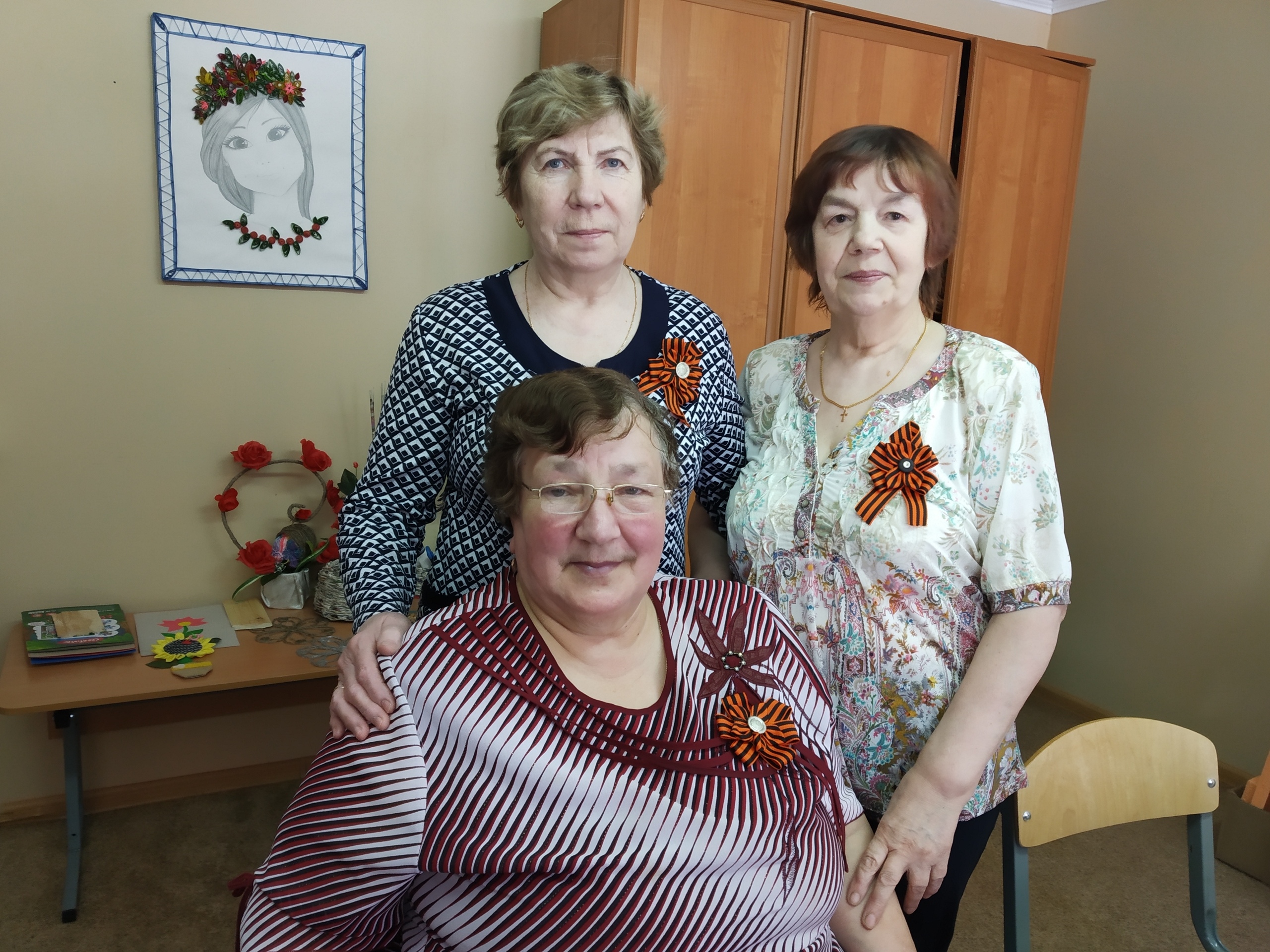 Занятие по изготовлению броши с использованием георгиевской ленты состоялось на этой неделе в социально-реабилитационном отделении дневного пребывания