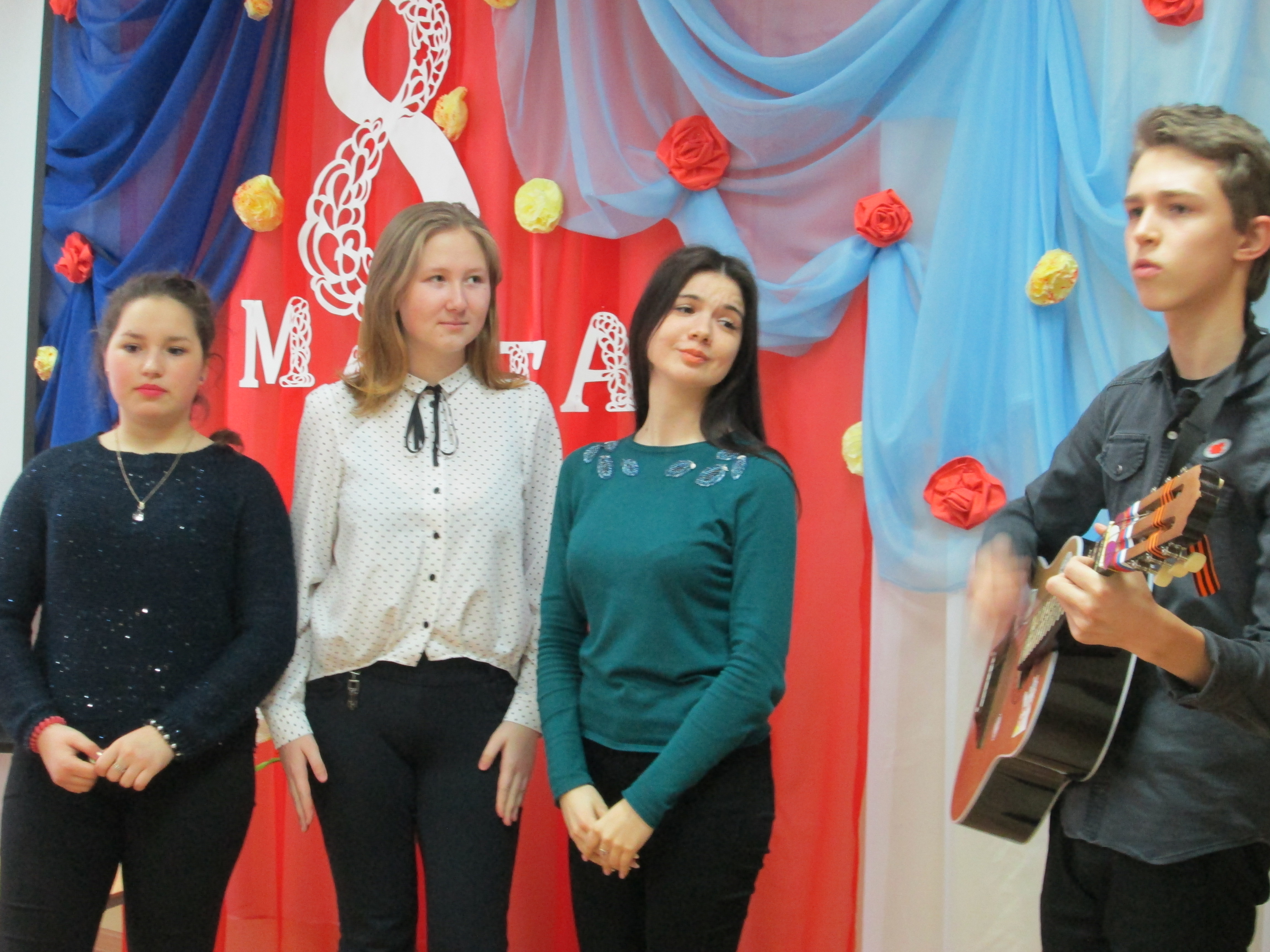 На улице еще лежит снег, а на календаре уже весна! И это прекрасное время года открывает женский праздник.