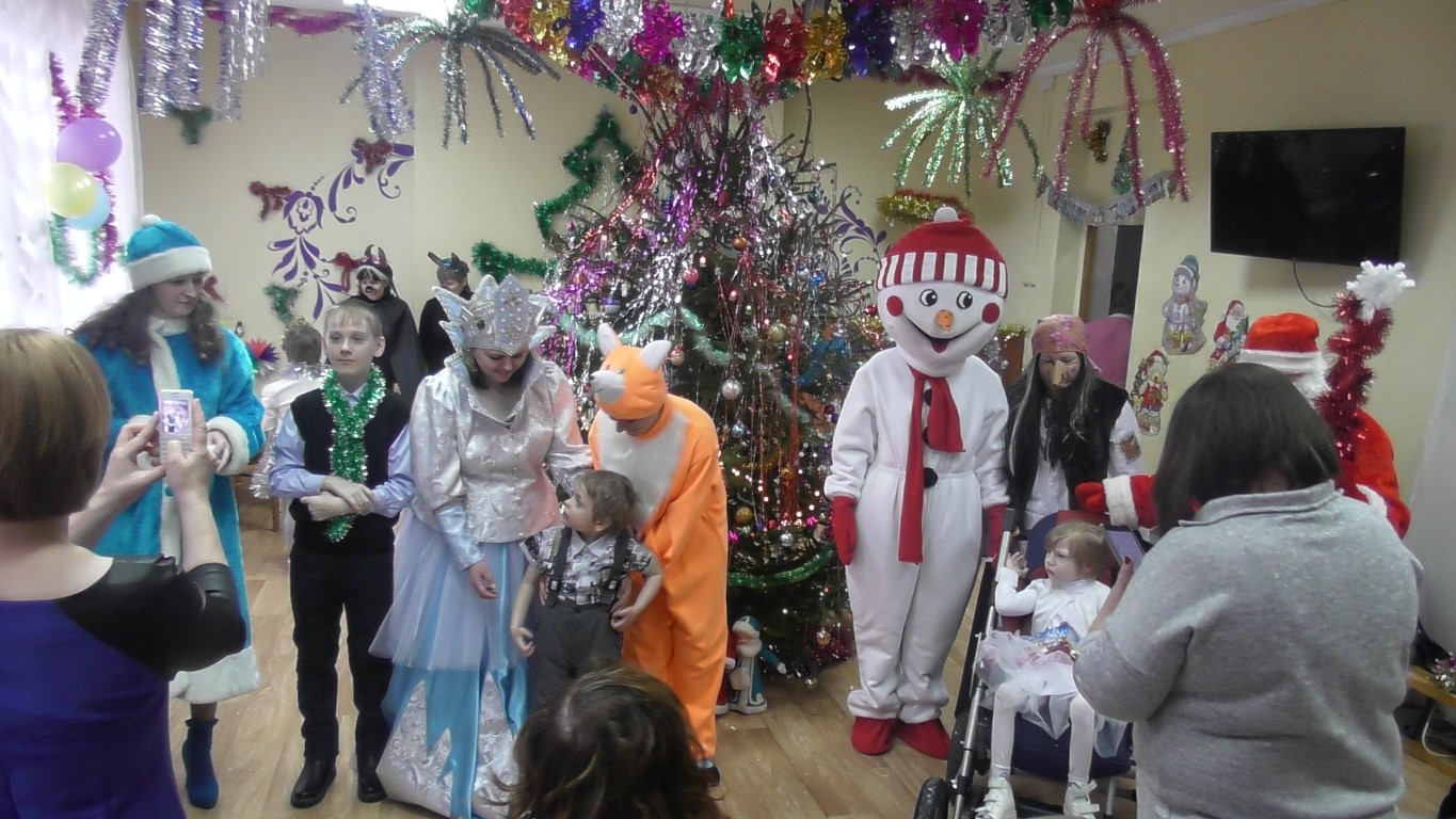 В преддверии новогодних праздников в БУ СО ВО «КЦСОН Никольского района» прошли театрализованные представления для детей