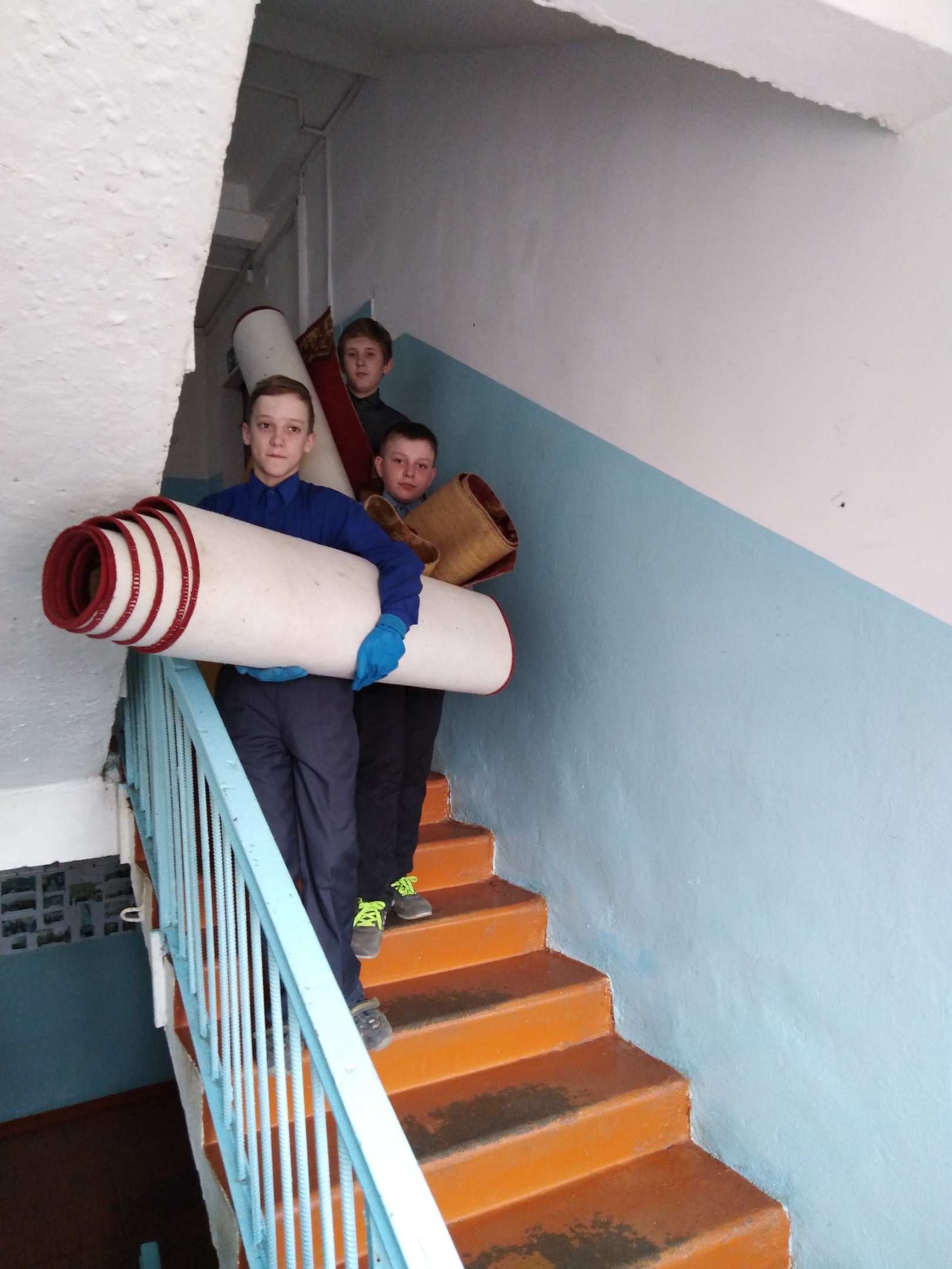 В рамках акции «Добро без границ» ребята волонтерского отряда  «По зову сердца» оказали шефскую помощь жителям дома ветеранов в Никольске