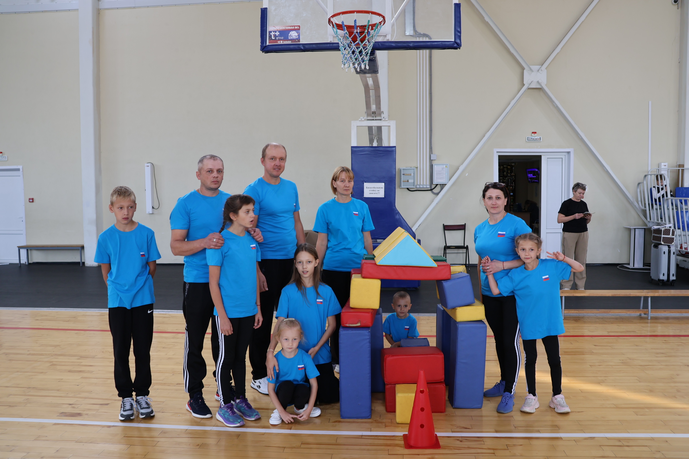 СПОРТ НАЧИНАЕТСЯ С СЕМЬИ