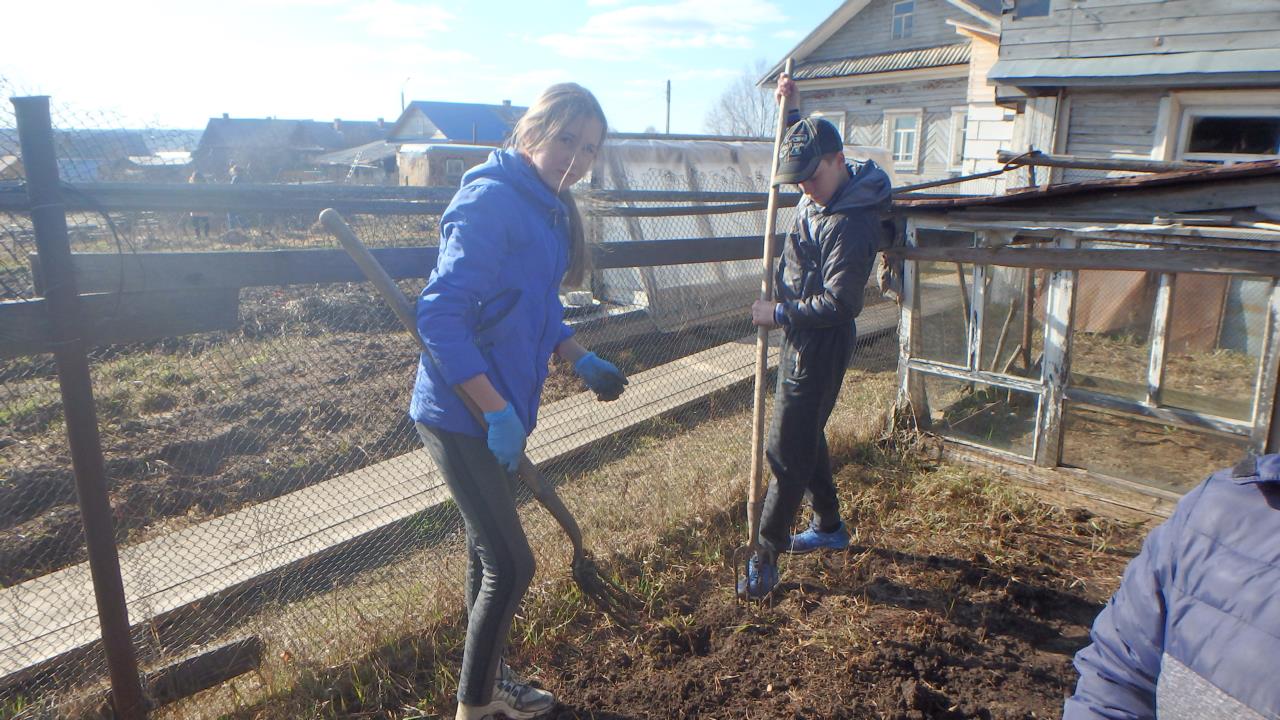 В преддверии Дня Победы волонтеры отряда «По зову сердца» Комплексного центра социального обслуживания Никольского района оказали помощь одинокой пенсионерке